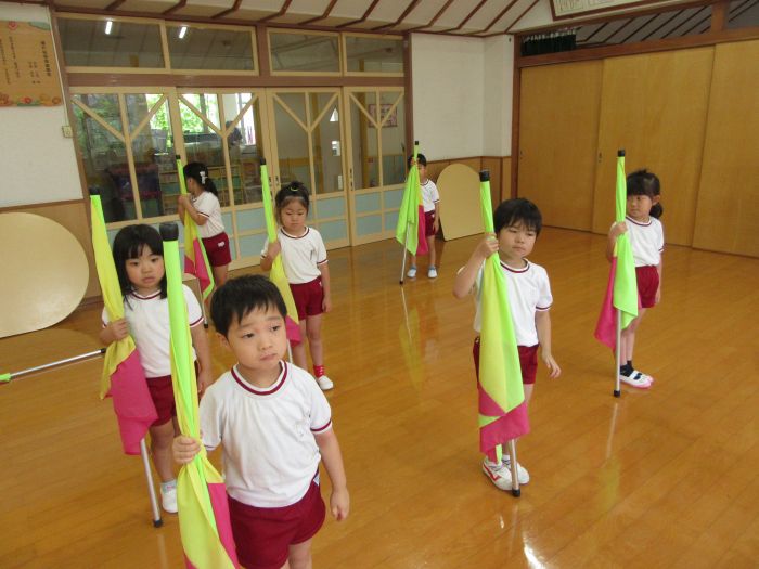 カラーガードに挑戦 瀬戸桜保育園