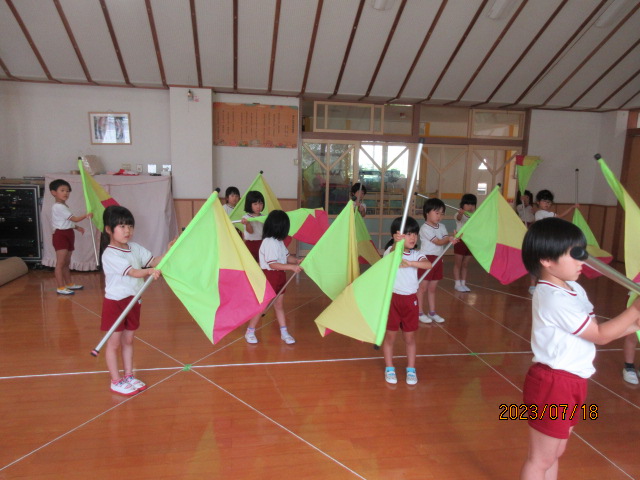 カラーガードの練習を始めました！ - 瀬戸桜保育園